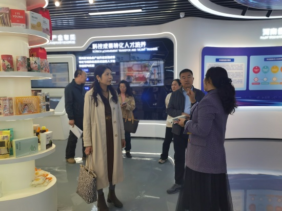 參觀漯河市公共研發(fā)平臺_副本.jpg