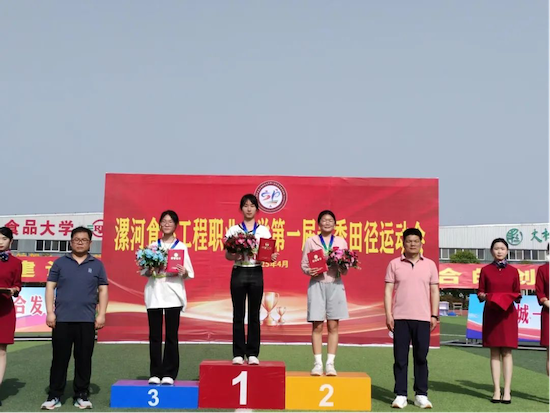 運(yùn)動會3-秦克熒女子800第一名.png