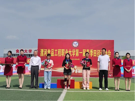 運(yùn)動會9-李妍妍女子200米第一名.png