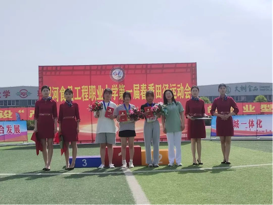 運(yùn)動會7-邵婧雯女子400米第三名.png